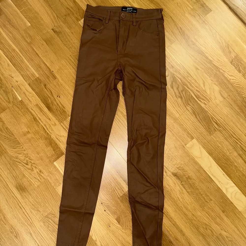 Jätte sparsamt använda waxade jeans i stl 34 färgen är kamel brun. Jeans & Byxor.