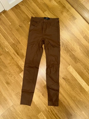 Stradivarius waxade jeans brun stl 34 - Jätte sparsamt använda waxade jeans i stl 34 färgen är kamel brun