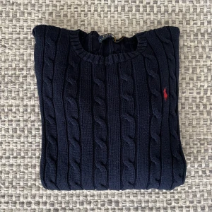Marinblå Ralph Lauren kabelstickad tröja tröja - Storlek medium