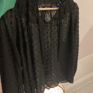 Svart blus - Svart blus med små prickiga detaljer som har varit väldigt trendig på sistone! Köpt i Australien så storleken är 8P men det borde motsvara xs!😇