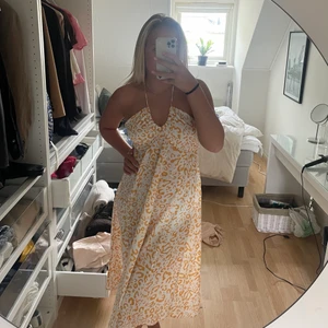 Klänning - Jättefin leopard klänning i strl M men justerbar så passar Xs-M! 