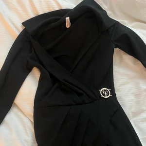 Klänning - Klänning från chiara forth Milano och har andvänt denna 1 gång. Väldigt skön men säljer för att den är för liten för mig!💕