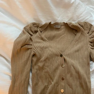 Tröja - Jätte fin tröja från chiquelle som tyvärr är för liten för mig. Fina detaljer i armarna som jag älskar 💕