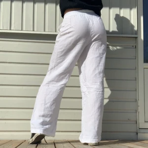 Linnebyxor - ⚡️Intressekoll⚡️ på dessa vita linnebyxorna! Skriv för Fler Bilder! Från HM storlek XS. Jag är 167 cm lång! Super sköna med fickor fram!  Bra skick! Säljer då jag har två. 🔥🤩 Ej bestämt pris än, beror på hur många som är intresserade! Startar budgivning snart!!! Kolla gärna mina andra annonser! Samfraktar gärna! 