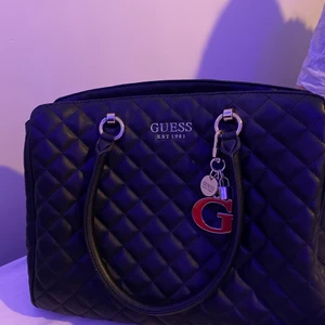 Guess väska - Helt ny guess väska, köpt i Guess affären i Spanien, använt 2 gånger då jag inte kommit till nytta av den. Perfekt som skolväska med mycket uttryme! Ordinarie pris 1600kr, ingår dustbag till väskan! Pris kan diskuteras!