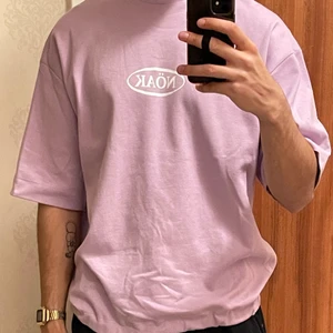 Nöak T-shirt - Oversized T-shirt från Nöak i oversized fit, med tryck på ryggen, bröstet, och med resår i midja som jag lagt till själv, men går att ta bort om man vill. 