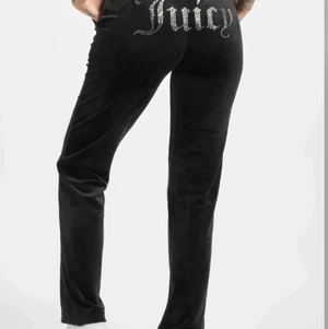 Storlek s - Hej, jag säljer ett par juciy byxor i storlek s men sitter som xs säljer dom för 650 kr❤️