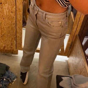 Gråa jeans - Gråa jeans från weekday i storlek 25/30. 