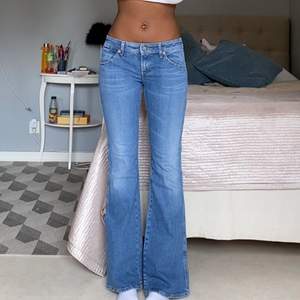 INTRESSKOLL! På mina favvo jeans, armani jeans inköpta ganska dyrt så säljer endast vid bra bud. Perfekt i längden på mig som 175 å i midjan ( brukar ha 34-36 i zara jeans ) ( 1= 38cm 2= 19 cm  3= 43cm 7= 86 ) <— mått, sista bild! 👌🙏✌️❤️💁‍♀️