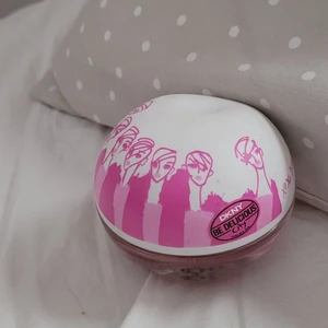  Perfume XOXO Donald  - Hej jag har aldrig använt den köpte den för 500-450 kr den är ny jag har en samling av parfym om ni är intresserade av andra skriv till mig 50 mil😊😊❤