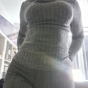 Lindex mjuk ribbad tröja/topp Small - Som rubriken följer, ribbad topp från Lindex i storlek Small. Mörkgrå melerad med charmig krage. Otroligt mjuk tröja men följsam. Byxan finns också för försäljning <3