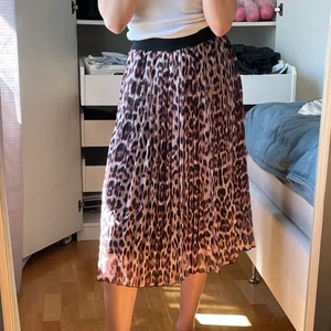 Leopard print sommar kjol - En fin kjol från NA-KD. Sitter som en smäck och använd 1-2 gånger. Köparen står för frakt💕