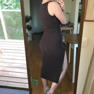 Fodralklänning med slits - Skön klänning från Bikbok med en slits på högra sidan. Den är använd och kanske lite smått nopprig men har mycket kvar att ge. Passar även en S skulle jag säga. Om du köper någonting i min shop för över 50kr så får du något för 20kr på köpet.