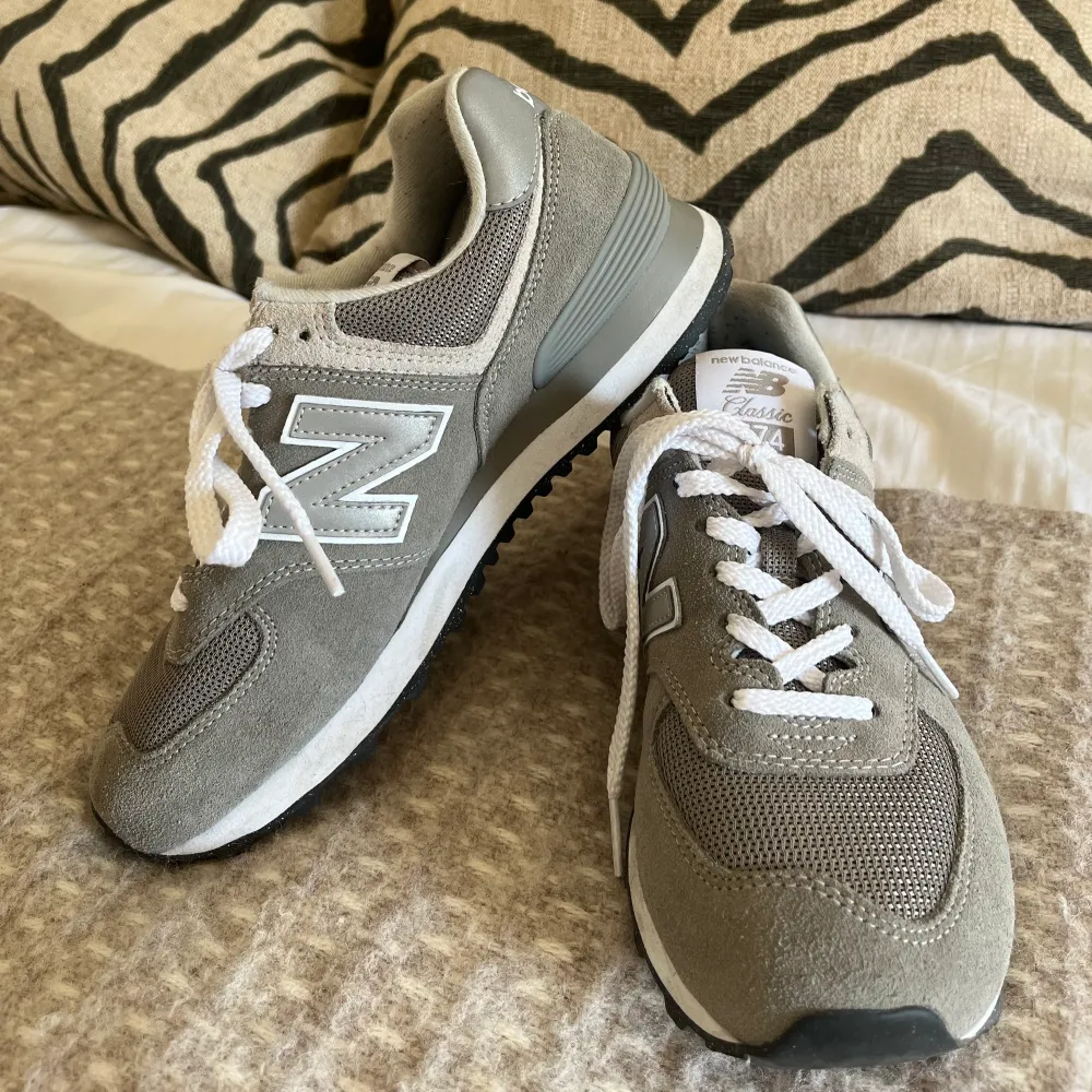 Säljer dessa ur snygga New balance 574💫 Skorna har inte kommit till användning för mig på grund av att dom är ganska små i stoleken. Jag har vanligtvis 38 i skor men dessa var för små💓💓 Köparen står för frakten (80kr). Skor.