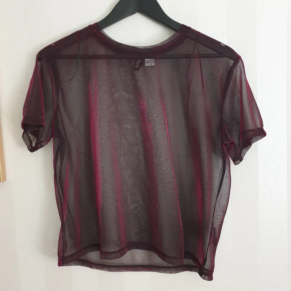 Transparent T-shirt with purple reflections, perfect for wearing over a bikini top. Little traces of use. T-shirts.