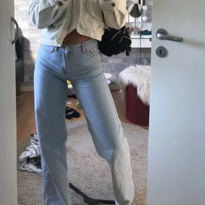 Raka jeans  - Skit snygga, passar ej längre så därför dom säljs vidare 💕