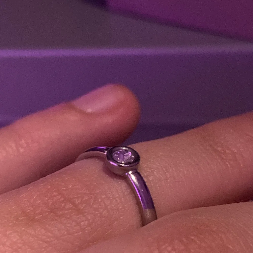 En oanvänd silverring från Edblad (nickelfri). Ca 2cm i diameter. Diamant på toppen av bandet 💎 Riktigt fin, säljer för att den inte är min stil (fått som en födelsedagspresent) 💗💗 Köptes för 250kr, säljer för mindre än halva priset.. Accessoarer.