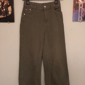 Gröna vida jeans - En av mina favorit-jeans som tyvärr har blivit lite för små. Sitter så fint med perfekt längd och bredd på benen!