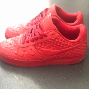 Nike skor - Röda Nike skor med stjärnor på. Extremt snygga men lite slitna, därav priset.