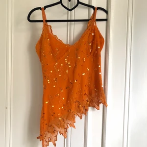 Linne - Fint linne med paljetter som passar bra till fest⭐️ någon tråd lös här och var annars jättebra skick, storlek S❤️