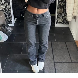 Låg mkdjade jeans - Super snygga lågmidjade jeans från acne. Trendiga och eftertraktade. Säljer då de är lite för små på mig. Inga skador 