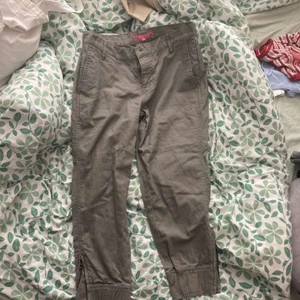 Indiskan - Sköna byxor i en mörk grå/grön färg. För små för mig. Aldrig användts. Korta i benen. Bra skick. Frakt ingår inte i priset. 