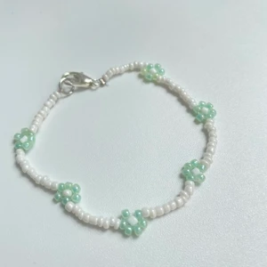 Blommor armband - Armband med gröna blommor, låset är silverpläterat🤍