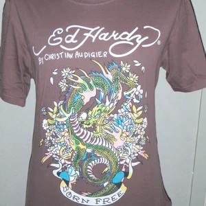 Ed Hardy - Säljer 1st helt ny Ed Hardy T-shirt.  Säljes enligt bilden. 