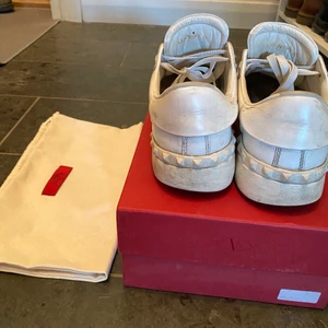 Valentino skor  - Säljer mina älskade valentino skor som har varit förstora för mig sedan jag köpte dom😓 dom är rätt så använda och har märken på vänstra skon som syns på sista bilden, dock är det på insidan av skon så detta märks inte av så mycket. 💕 kommer sälja billigt pga skadan! Box och dustbag följer självklart med!! 🕺💕💕⭐️ SÅLD TILL DIREKTPRIS!!