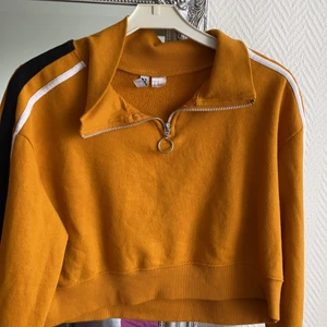 Kort tröja - Säljer min korta tröja från H&M och jag säljer den pågrund av att de inte kommer till andvändning mer 💞