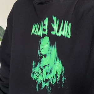 Billie eilish hoodie - Billie eilish hoodie köpt på killavdelningen på h&m. Den är i storlek L och jag har vanligtvis storlek S i toppar. Skicka privat vid frågor eller intresse!🤍