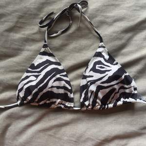 Zebra-mönstrad bikiniöverdel. Aldrig använd bara testad. Skulle säga att den passar ungefär C kupa.
