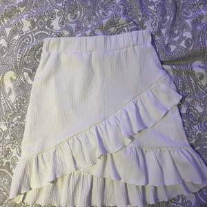 Vit kjol från nelly i storlek S. knappt använd så den är i bra skick💓