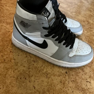 JORDANS -       Hej!  Nu säljer jag mina Jordans, jag köpte dem från kicks and stuff i göteborg , de är i  använt skick , jag ska tvätta dem innan jag skickar dem  skicka till mig om ni vill haav skornas brister eller bara fler bilder ❤️❤️