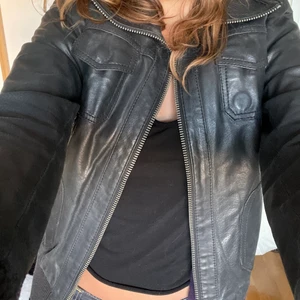 Svart skinnjacka - Svart skinnjacka från only strl M. Inget fel på den den kommer bara inte till användning. Kan mötas i Sthlm eller frakta men då kommer frakten kosta. 