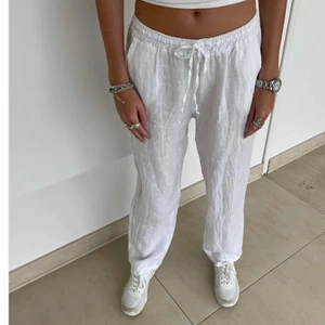 Vita linnebyxor - Dessa vita linnebyxor är ett MÅSTE till din sommar garderob! Dom är helt nya och endast testade. Jag har vanligtvis storlek S i linnebyxor men hörde att dom var små i storleken och därav köpte jag en storlek större. Dessa är då i storlek M i extra length. Perfekta i längden för mig som är ca 167 men de går enkelt att sy upp. Inte genomskinliga alls! Frakten ligger på 66 kr men kan även mötas upp i Stockholm. Hör av er vid fler frågor💕