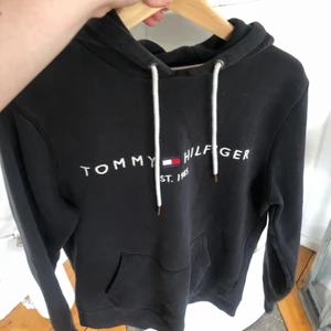 Hoodie - En snygg hoodie från Tommy Hilfiger, knappt använd! Strl M! (Herr storlek)