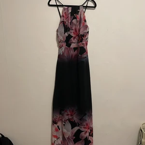 Lipsy London klänning  - Perfekt balklänning/bröllop med jättefin skurning vid axlarna. Bara använd en gång. Köpt på Zalando. 