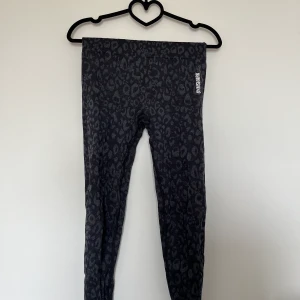 Gymshark träningstights  - I använt skick. Finns ett litet hål i grenen men det kan enkelt sys igen.