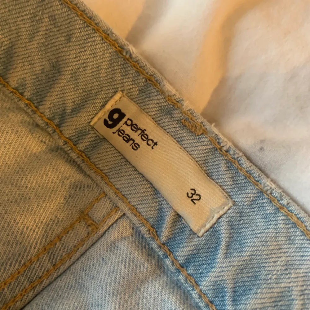 Snygga jeans från Gina Tricot i storlek 32 som inte kommer till användning längre! Jag har gjort hålet på högra benet lite större då jag tyckte det blev snyggare! Förutom det är dom i topp skick! Hör gärna av er vid intresse eller frågor❤️. Jeans & Byxor.