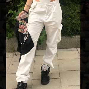 Vita cargo byxor  - Säljer dessa vita cargo byxor, superfina men inte min stil längre❤️