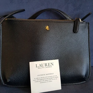 Axelväska  - Helt ny svart Axel väska, ny pris 1500 mitt pris 600kr 