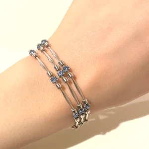 Silver armband  - Silver armband med blåa detaljer 💙