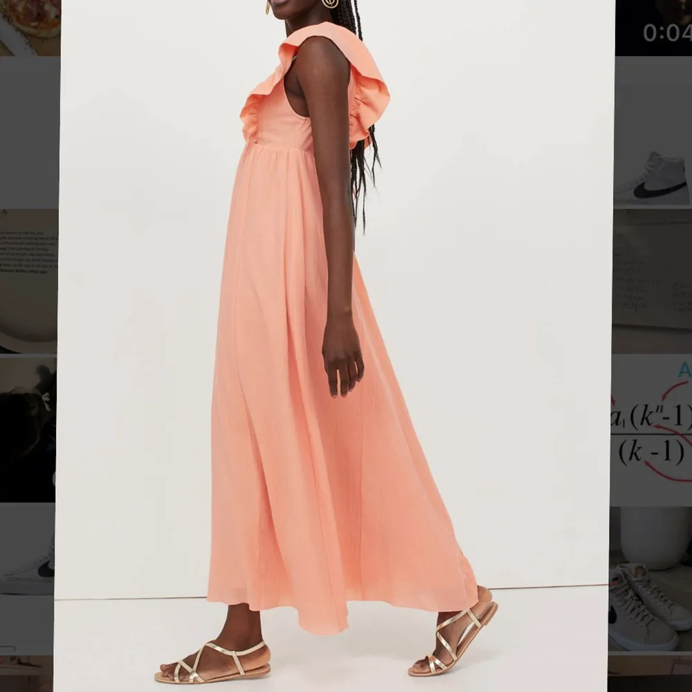 Säljer denna superfina långklänning då den aldrig kommit till användning🧡 Köpt förra sommaren för 399kr. Kan mötas upp i Stockholm men fraktar helst.. Klänningar.