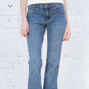Säljer mina brielle 90’s jeans från brandy mellvile. Säljer pga att jag inte använder dom längre då dom är alldeles för stora. Innerbens längden är 80cm, ganska bra för mig som är 174. Och 70cm i midjan. Jag tycker att storleken är ganska stor (S). Köpte byxorna för 400kr, säljs för 350kr+frakt.