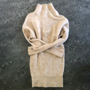 Stickad  - Ny Stickad beige klänning med hål för tummarna 🫶