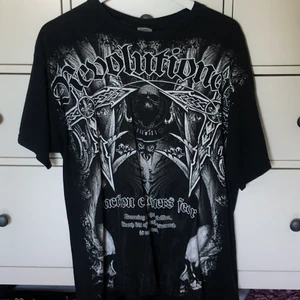 supercool svartvit tröja med tryck - en jättefin t-shirt som är oversized, jättecoolt tryck med texter och coola kors! köpt på beyond retro för ett tag sedan, inte alls sliten i tyget men trycket är lite sprucket vilket ger den en vintage look, kontakta för fler bilder eller frågor svarar alltid❤️