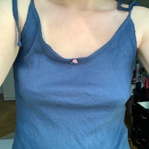 söt topp - fin topp med ros där uppe! liknar brandy linnen med snören att knyta