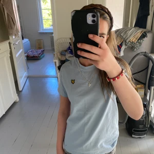 Lyle and scott t-shirt!! - En väldigt basic ljusblå lyle and scott tröja som knappt är använd!! Jag skulle säga att den sitter som en XS (se bild). Tröjans skrivna storlekar är dock 9-10 år men skulle säga att det speglar XS!