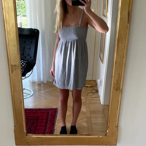 Juicy Couture klänning - Klänning från Juicy Couture i ljusgrå frotté. Köptes förra sommaren men aldrig använd! 